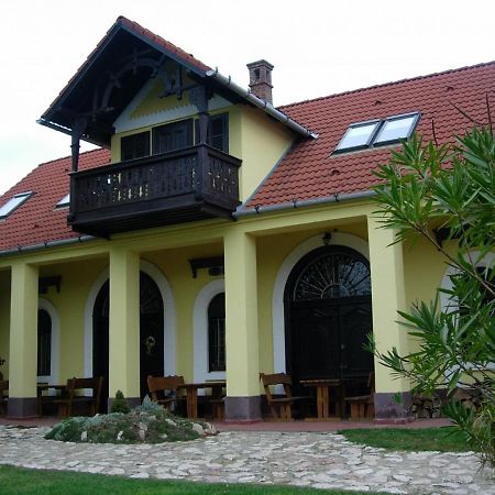Bed and Breakfast Nitt Pince Es Panzio Kisharsány Exterior foto