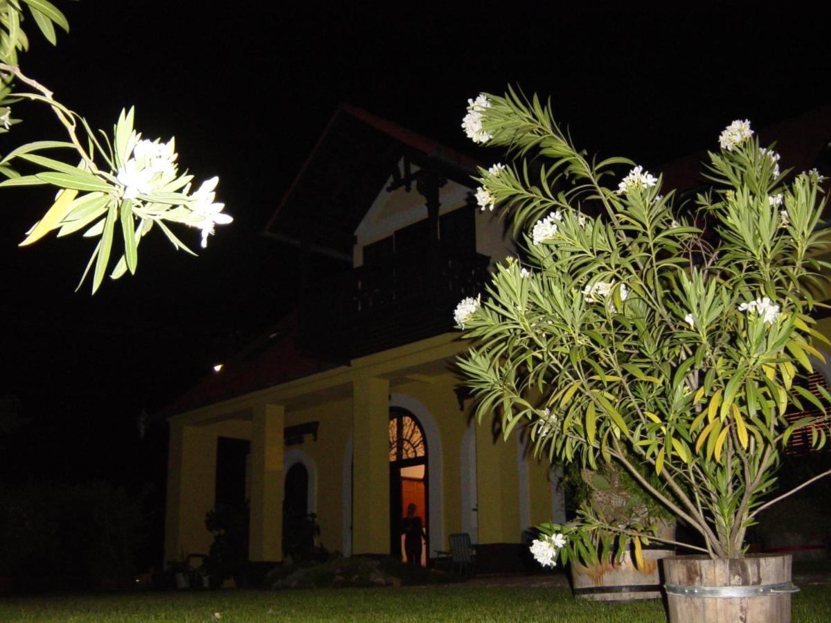 Bed and Breakfast Nitt Pince Es Panzio Kisharsány Exterior foto